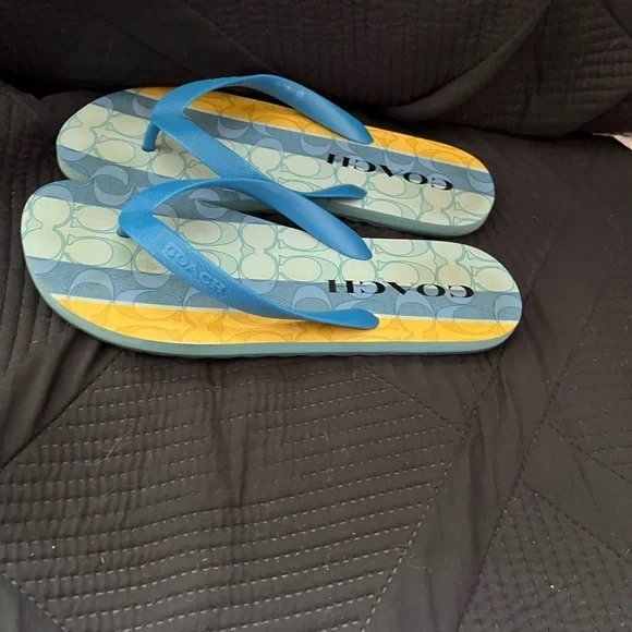 NWOT CUTE COACH FLIP FLOPS SIZE 8 - Picture 2 of 5